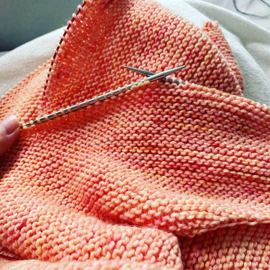 Zero waste shawl stickad i Fru Fjellman rosy sport.
