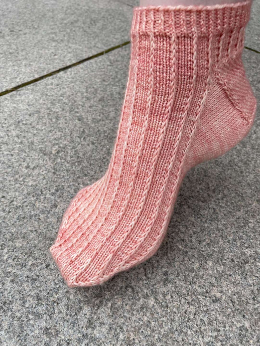 Elise sock knitted in Merino sock peachy blush