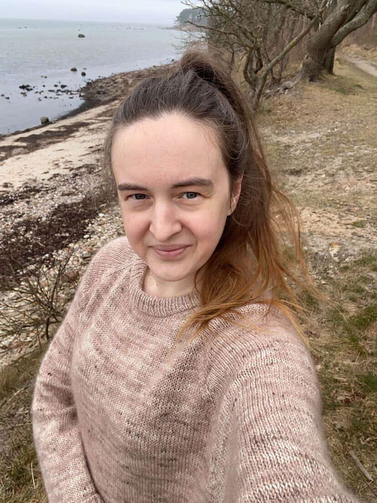 Monday sweater stickad i Cappuccino