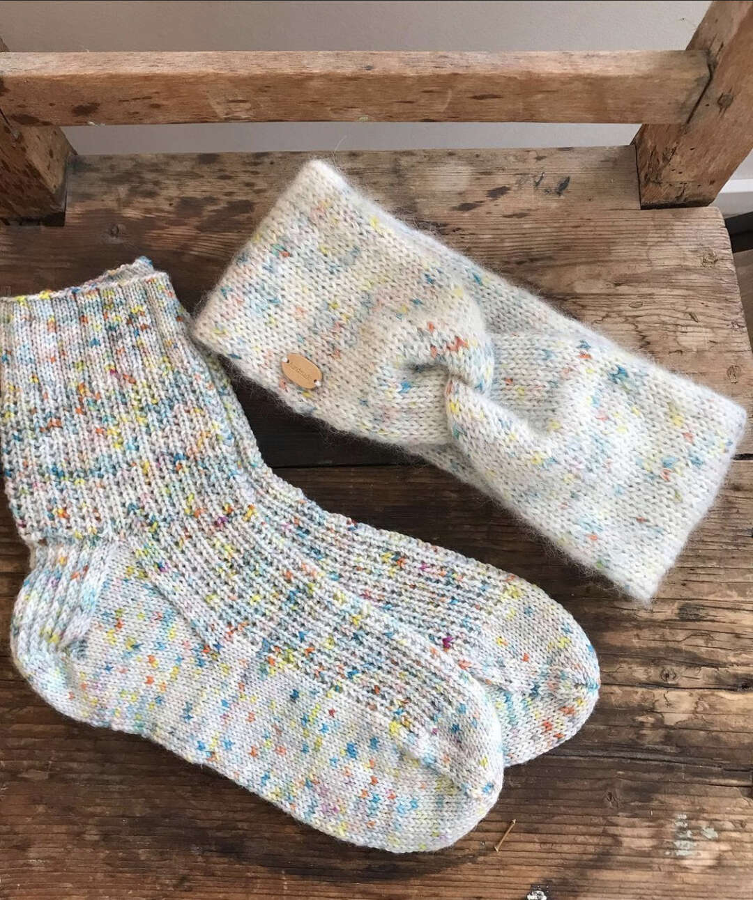 Sockor och pandband i merino sock tutti frutti stickat av stickatovirkatbymaud