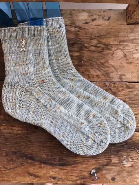 Rye light socks stickade i Rusty grey