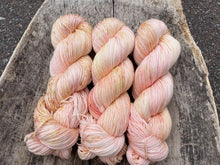 Load image into Gallery viewer, Extra fine merino silk - Peach cocktail
